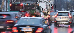 Volle Straßen in Frankfurt, leere in Chemnitz