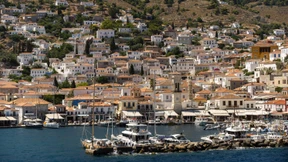 13 Festnahmen nach Brand auf Hydra