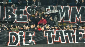 Transparente, Pfiffe und Tennisbälle