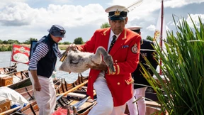 Ein Untertan mit weißen Flügeln