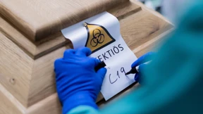 „An“ oder „mit“ dem Virus gestorben?