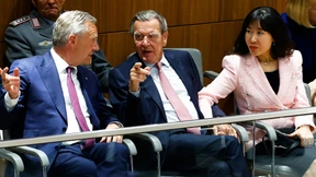 Abgeordnete wollen öffentliche Aussage von Altkanzler Schröder