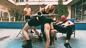 Nur Spott hilft gegen ein System, das Menschen verzehrt