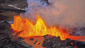 Der lange Berg spuckt Feuer