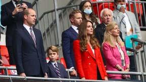 Drei royale Fans sitzen auf der Tribüne