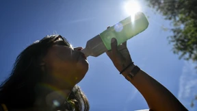 Pariser Geschäfte füllen Trinkflaschen gratis auf