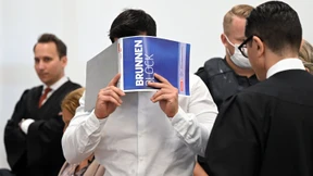 Mit Perücke und Sturmgewehr