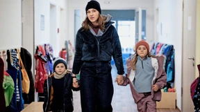 Die ganze Neubausiedlung starrt sie an