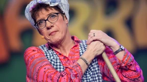Kramp-Karrenbauer teilt als Putzfrau aus