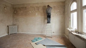 Maroder Balkon und lose Tapete für 1550 Euro