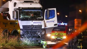Mann kapert Lkw und rammt mehrere Autos