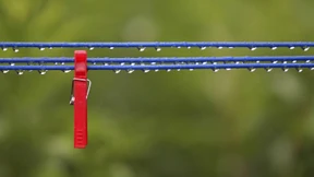 Einbrecher in Wales hängt Wäsche auf, putzt, trinkt Wein