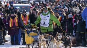 Enkel gewinnt weltberühmtes Hundeschlitten-Rennen