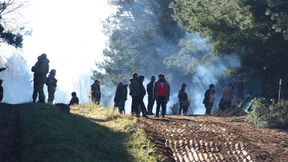 Migranten überwinden Grenze zur EU