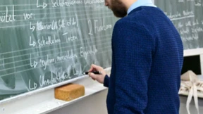 Schriftlicher Verweis gegen Schüler wegen Lehrer-Fotos rechtens