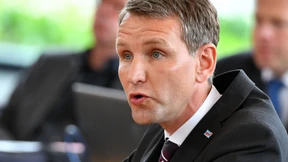 Höckes ausgestreckter Arm darf ins Bild