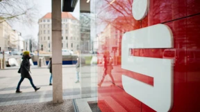 Kunden vertrauen KI-Anlageberatern mehr, wenn Menschen im Spiel sind