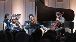 Versunkenes Lauschen unter Granitsturzwänden