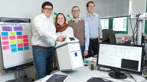 Shirts mit Elektroden und Kühlboxen mit Code