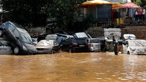 Regenfälle fluten Straßen in Athen