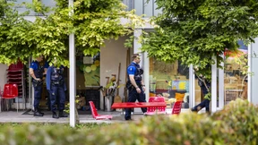 Mann greift Kinder mit Messer an