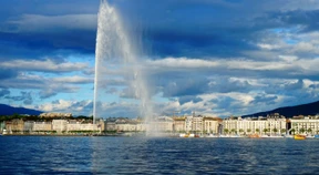 Mann nach Umarmung von Wasserfontäne im Krankenhaus