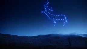 Drohnenschwarm erleuchtet Nachthimmel