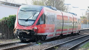 Zug stößt mit Transporter zusammen – mehrere Verletzte