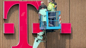 Telekom-Gewinn halbiert