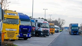 Lastwagen überrollt junge Frau auf Autobahnraststätte