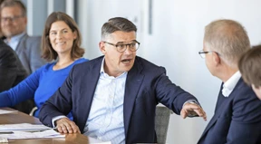 Ministerpräsident Rhein: Es gibt keinen Lehrermangel