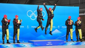 Ein Podium in Schwarz-Rot-Gold