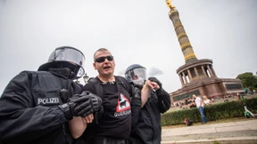 Polizei löst Ansammlung an Siegessäule auf