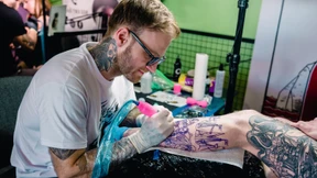 Wie Arbeitgeber mit Tattoos werben