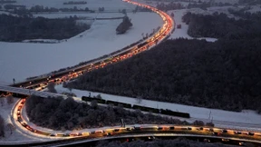 Schnee führt zu Stillstand auf Straßen und Schienen