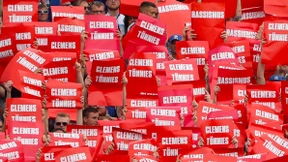 Schalke-Fans zeigen Tönnies die Rote Karte