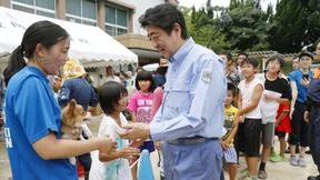 Japans Regierungschef Abe besucht Hochwassergebiete