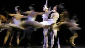 Der Vorhang geht auf, und das Orchester spielt nicht