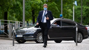 Halb zieht er sie an, halb stößt er sie ab