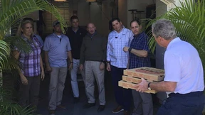 Bush bringt seinen Leibwächtern Pizza