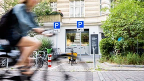 Fahrräder dürfen kostenlos auf Autoparkplätzen stehen