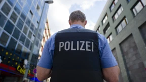 Stripper läuft mit Gewehr durch Bahnhofsviertel