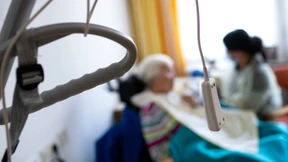 Einsatz positiv getesteter Pflegekräfte als letztes Mittel