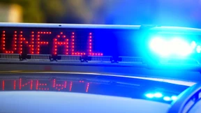 Autofahrer fährt absichtlich Fußgänger an