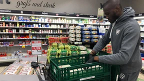 Und plötzlich hilft der Fußballstar im Supermarkt