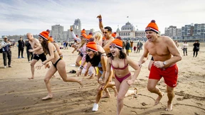 Niederländer hüpfen zum neuen Jahr in die Nordsee