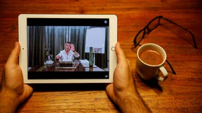 Tasche um Tasche voll Bargeld nach Deutschland geschafft