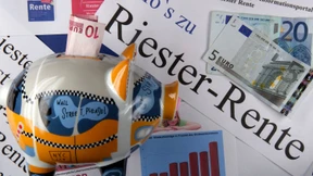 Schwierige Wahl für Uni-Riester-Sparer