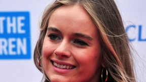 Mit edel-rebellischer Pose in den Palast