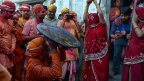 Frauen dreschen auf Männer ein